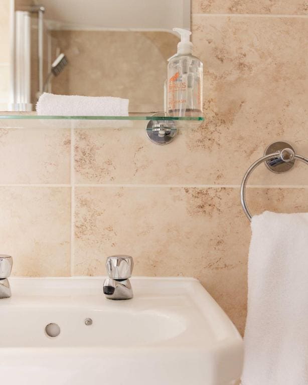Double Room with Private Bathroom room - Image 3