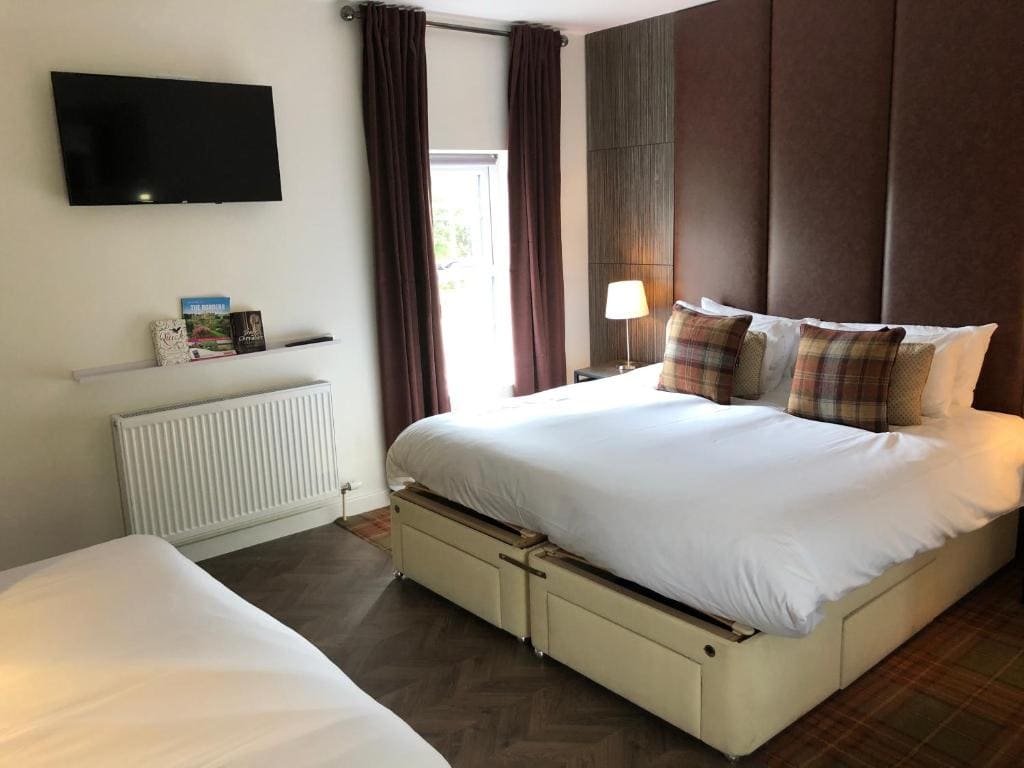 Quadruple Room with Shower room - Image 3
