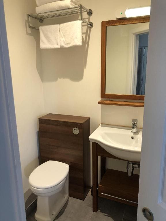 Quadruple Room with Shower room - Image 2