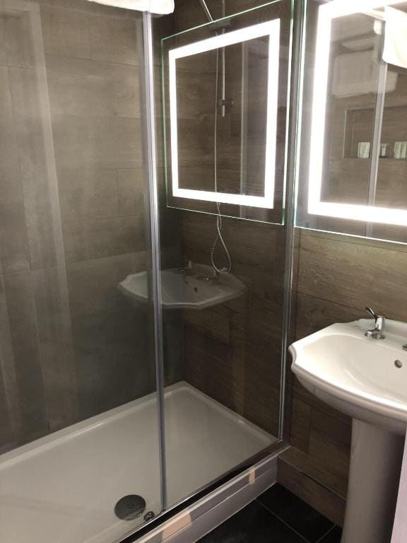 Quadruple Room with Shower room - Image 1