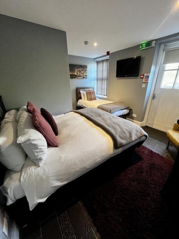 Triple Room with Shower room - Image 3