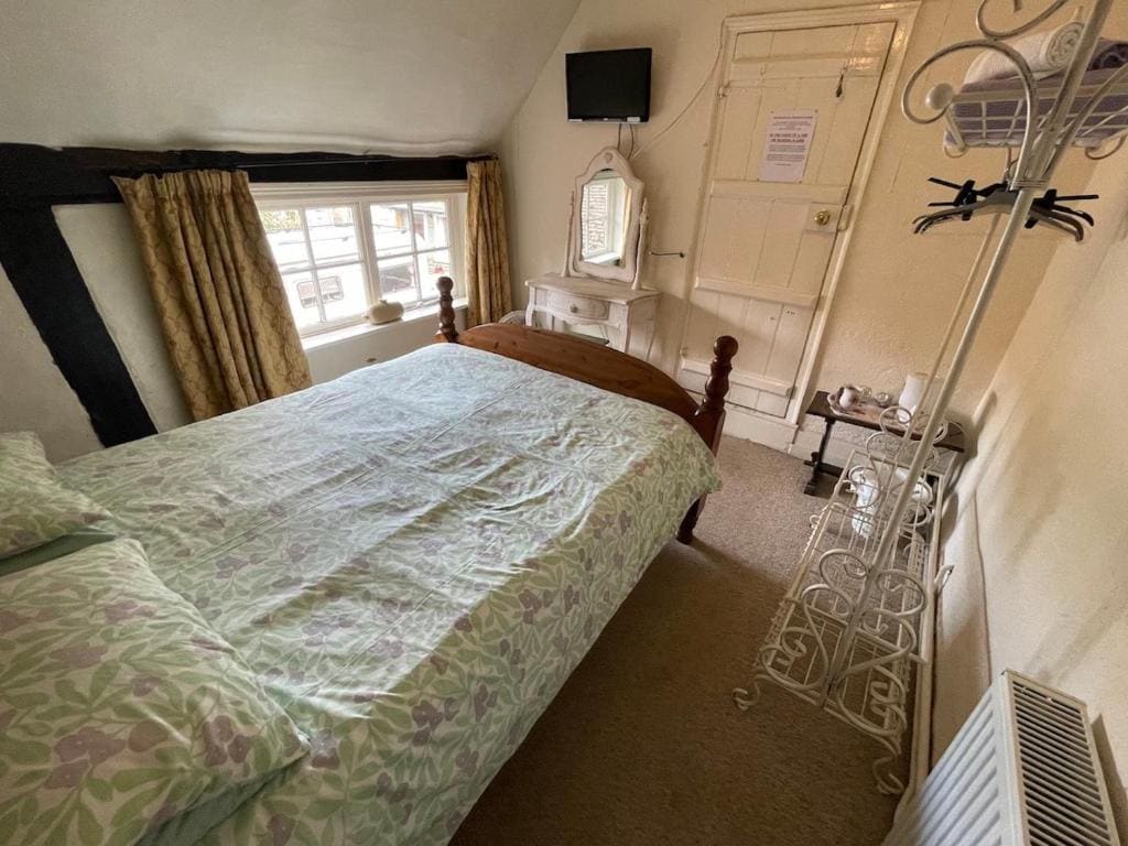 Double Room with Shared Bathroom room - Image 3