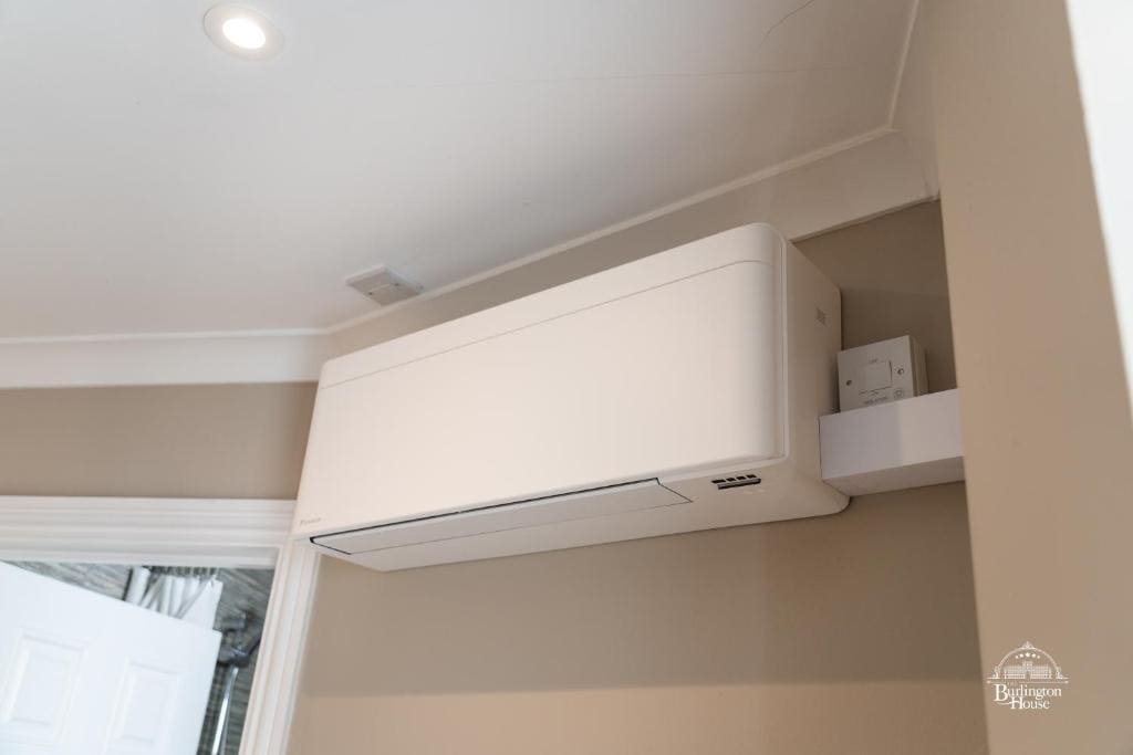 Small Double Ensuite room - Image 1
