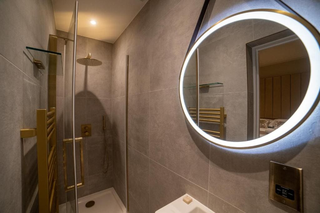 Standard Double Room Ensuite room - Image 3