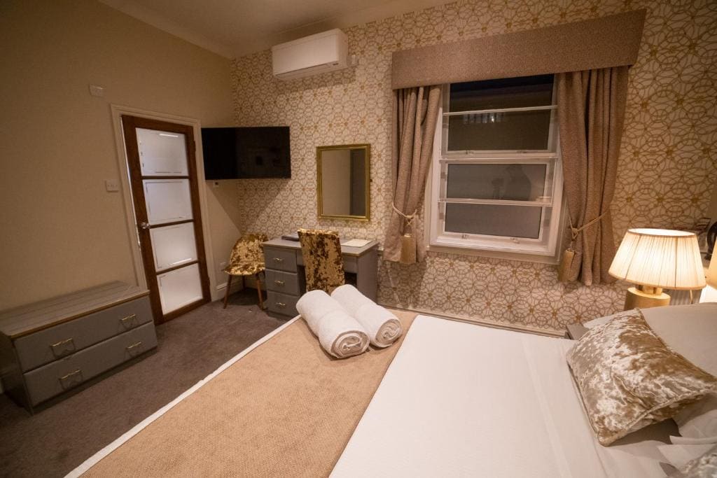 Standard Double Room Ensuite room - Image 2