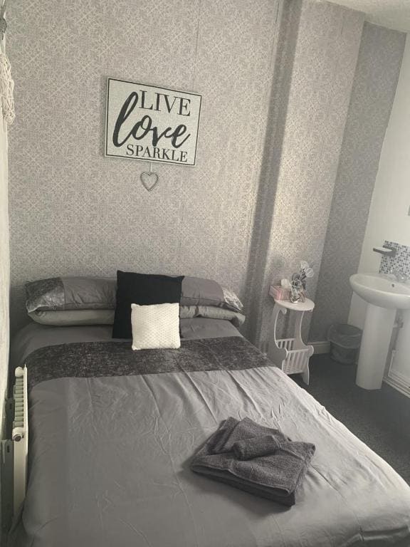 Single Room with Private Bathroom room - Image 1