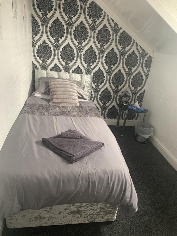Standard Single Room with Shared Bathroom room - Image 3