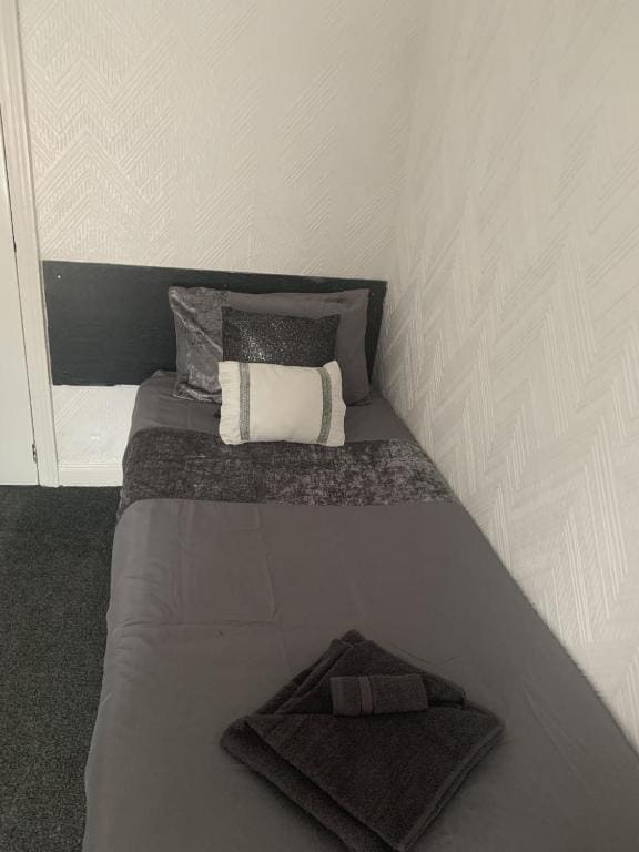 Standard Single Room with Shared Bathroom room - Image 2