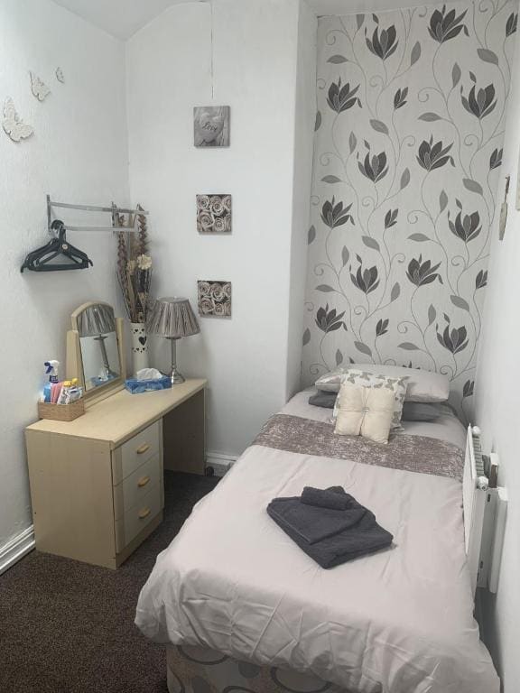 Standard Single Room with Shared Bathroom room - Image 1