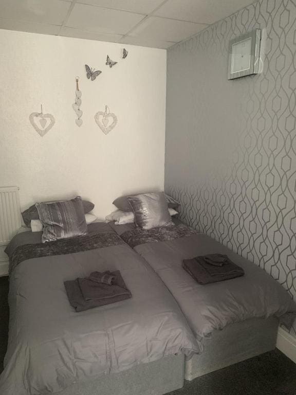 Twin Room with Private Bathroom room - Image 2