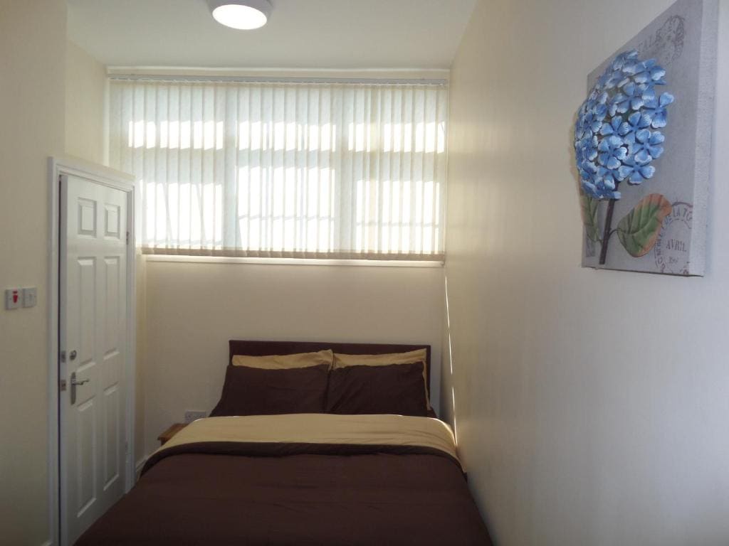 Single Room with Shower room - Image 2