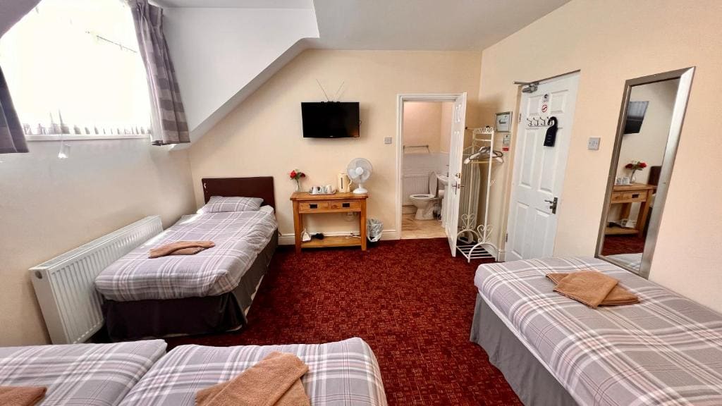 Quadruple Room with Shower room - Image 1