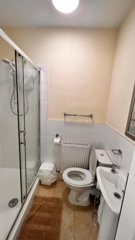 Quadruple Room with Shower room - Image 3