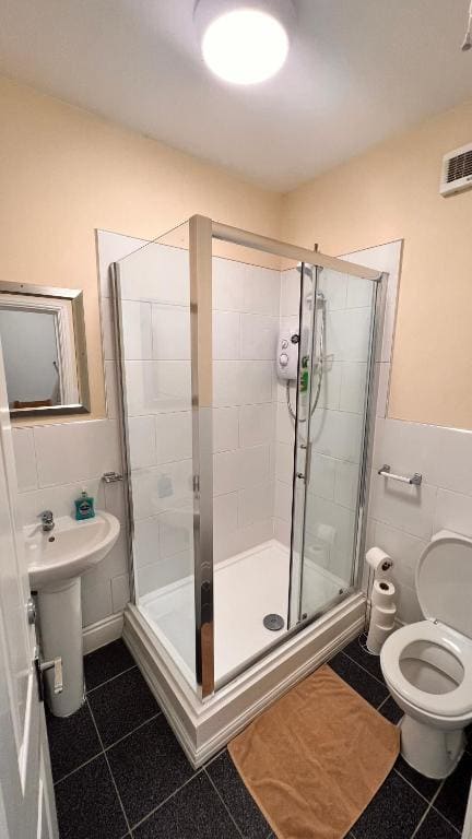 Twin Room with Shower room - Image 2