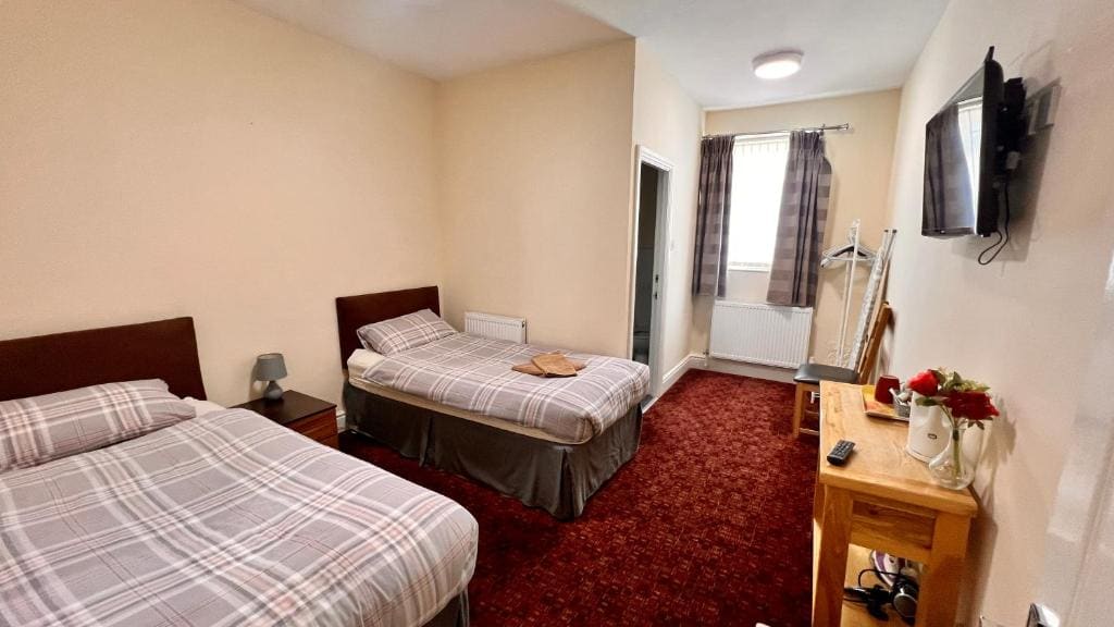 Twin Room with Shower room - Image 1