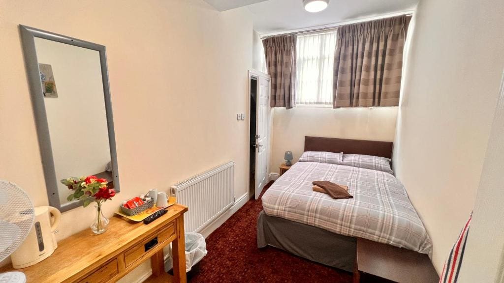 Single Room with Shower room - Image 1