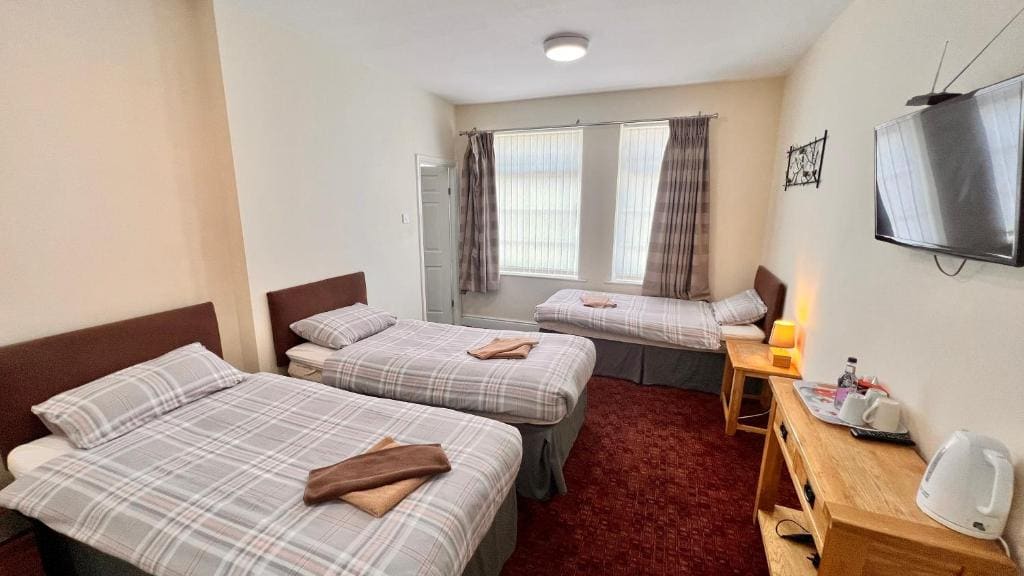 Triple Room with Shower room - Image 2