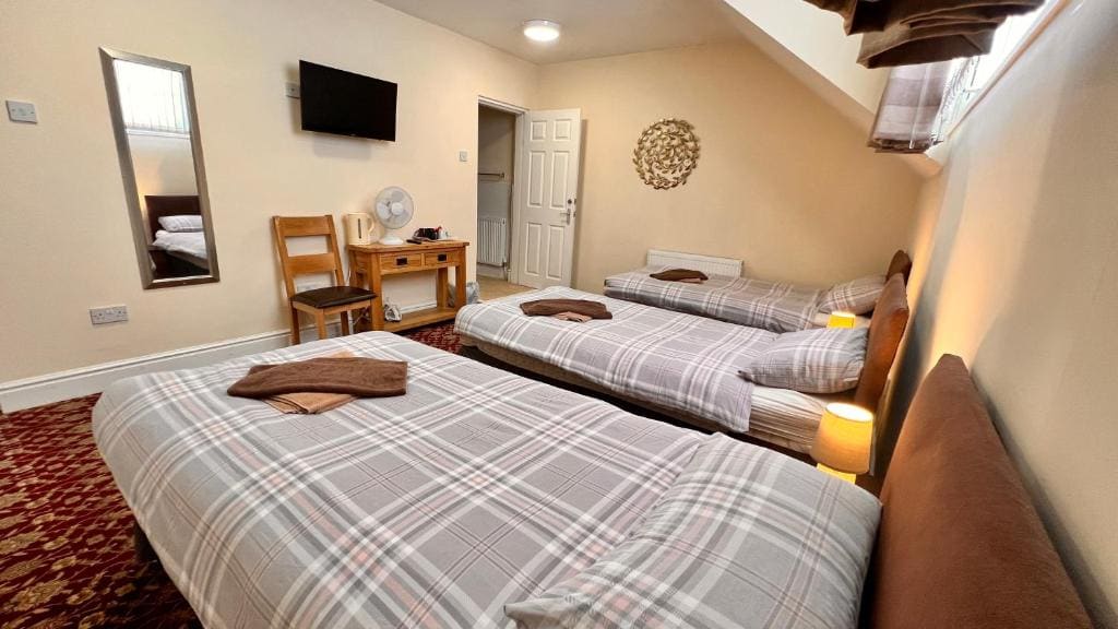 Triple Room with Shower room - Image 3