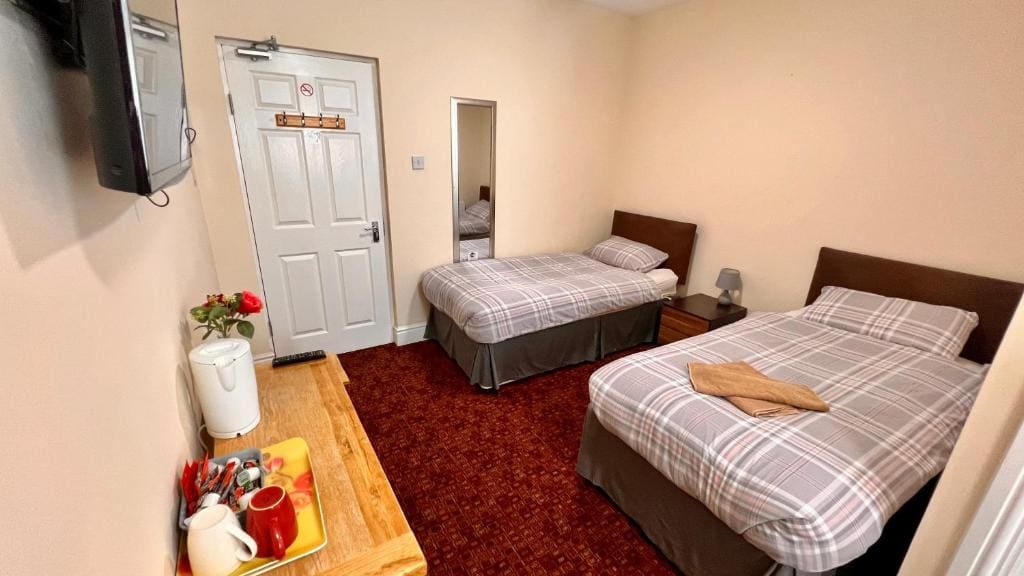 Twin Room with Shower room - Image 3