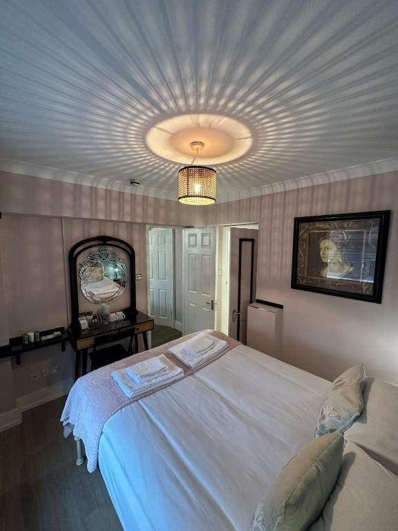 Deluxe Family Room room - Image 1