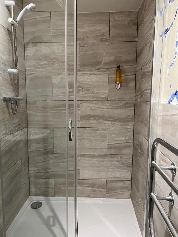 Single Room with Shared Bathroom room - Image 1