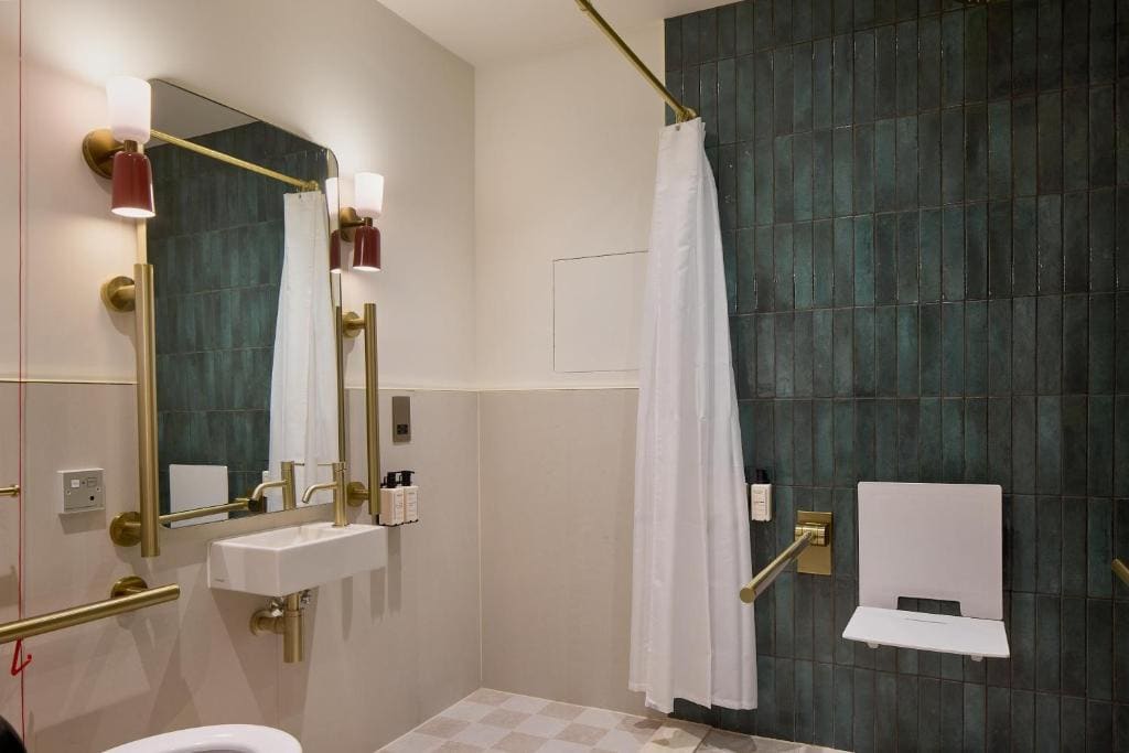 Superior King Room - Mobility Accessible room - Image 2