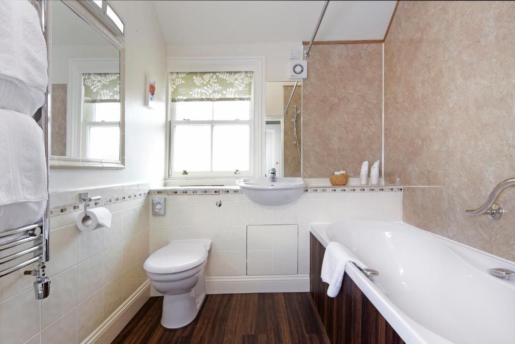 Double Room with Private Bathroom room - Image 3