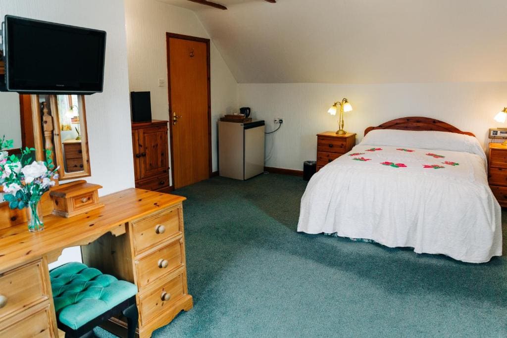 Twin Room with Bath room - Image 1