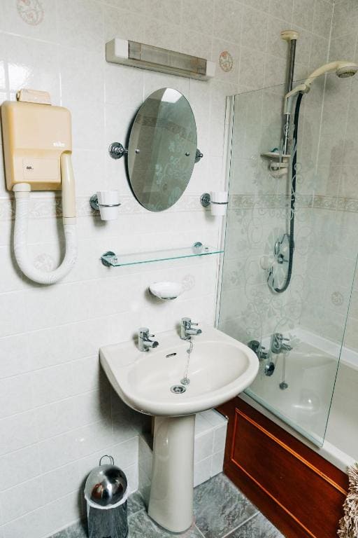 Twin Room with Bath room - Image 3