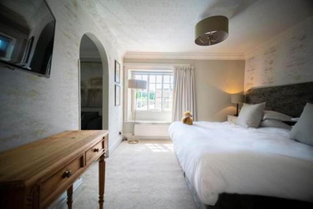 Main House Suite room - Image 1