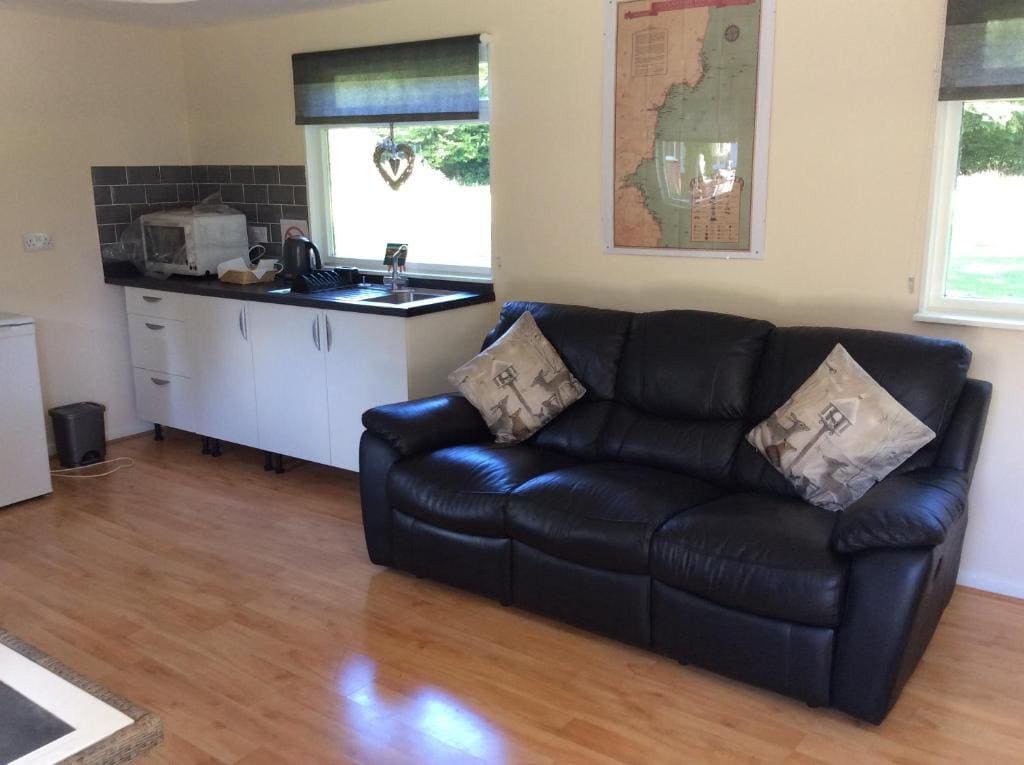 One-Bedroom Apartment room - Image 1