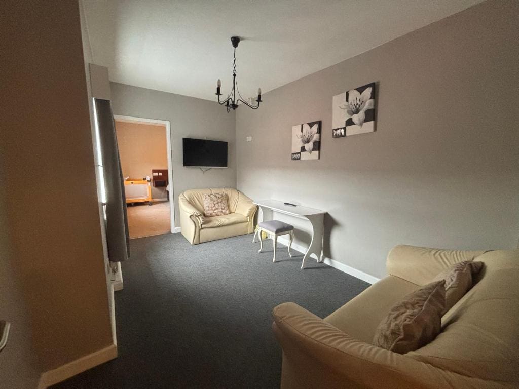 Deluxe Family Suite room - Image 3