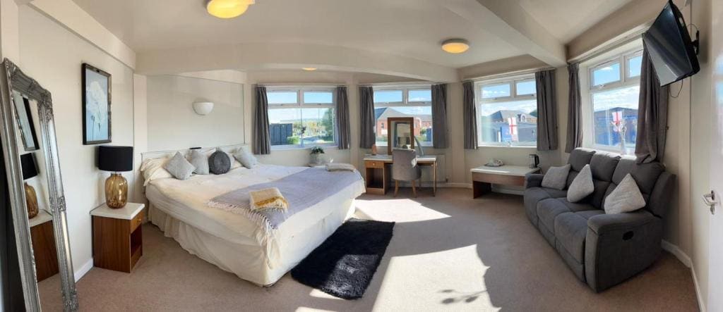 Deluxe Family Suite room - Image 1