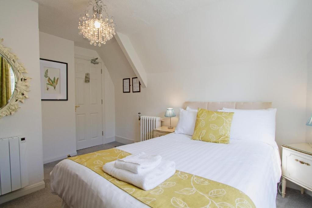 Single Room with Small Double Bed room - Image 1