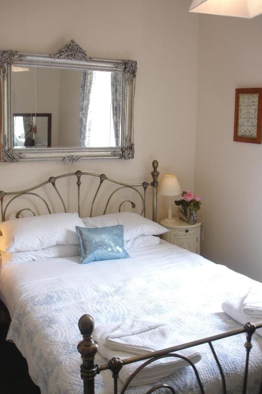 Small Double Room room - Image 3