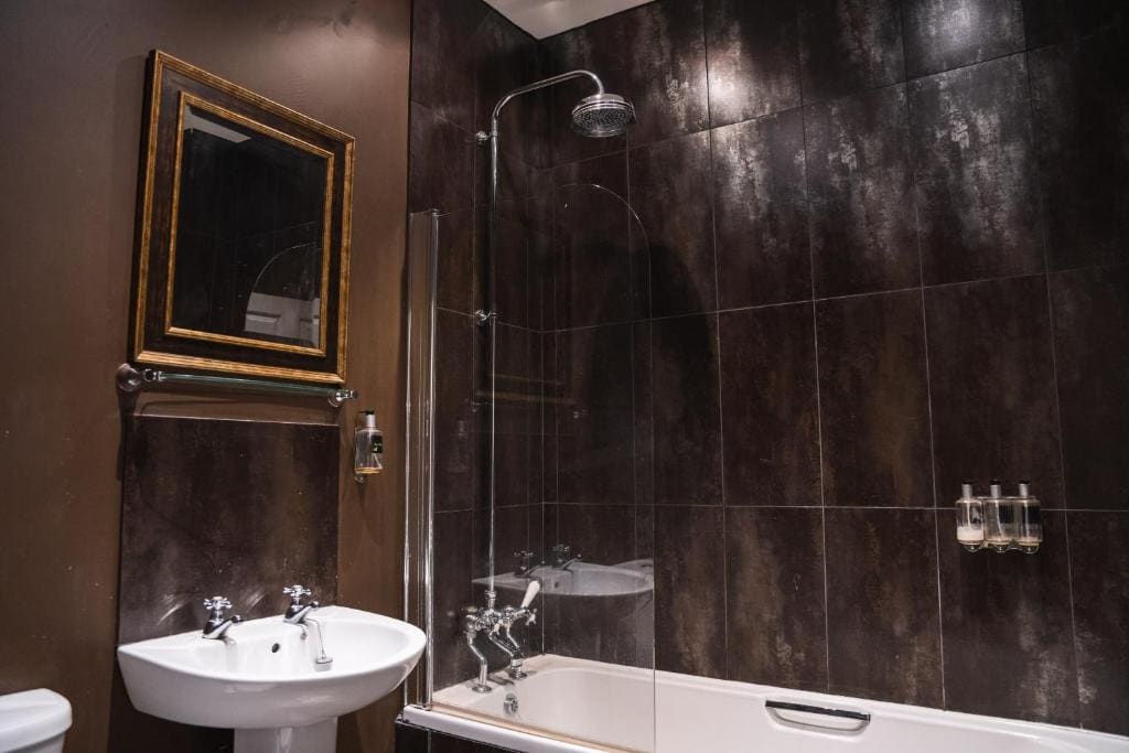 Double Room with Private Bathroom room - Image 2
