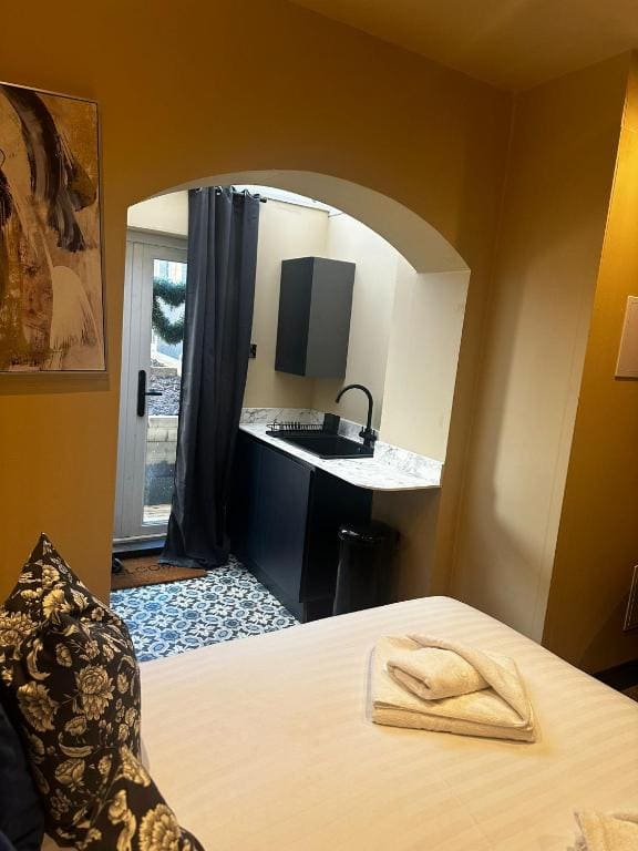 Room 9 - King Room With Kitchen room - Image 3
