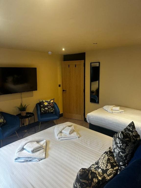 Room 10 - 1 Bedroom Family Apartment room - Image 3