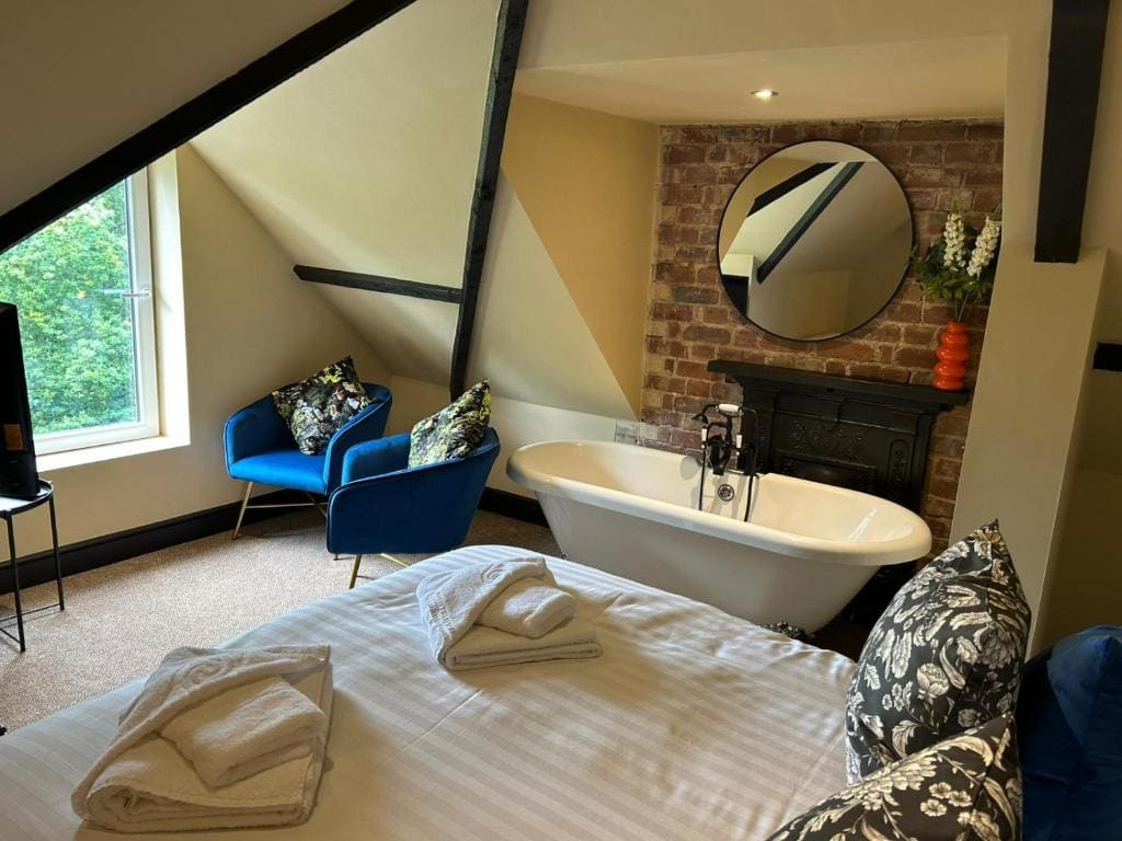 Two-Bedroom Apartment with Partial Ocean View room - Image 3