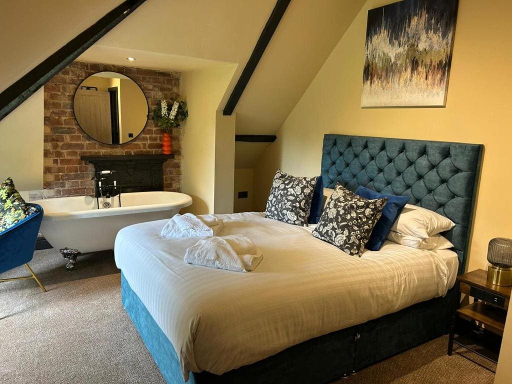 Two-Bedroom Apartment with Partial Ocean View room - Image 1