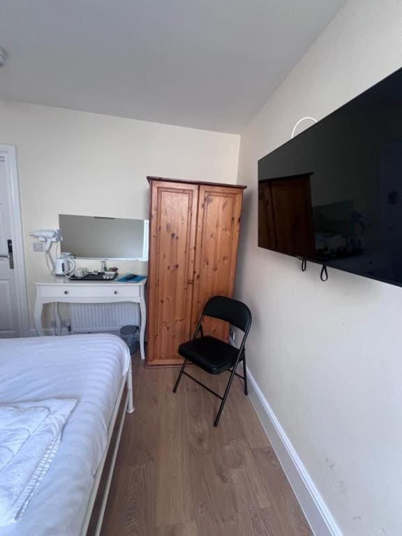 King Room- First Floor room - Image 1