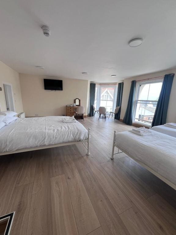 Deluxe Family Room room - Image 3