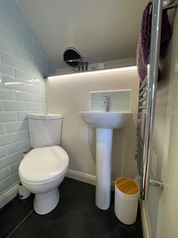 Deluxe Double Room with Shower room - Image 3