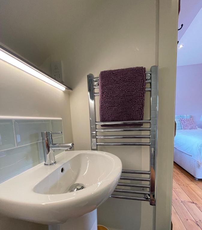 Deluxe Double Room with Shower room - Image 2