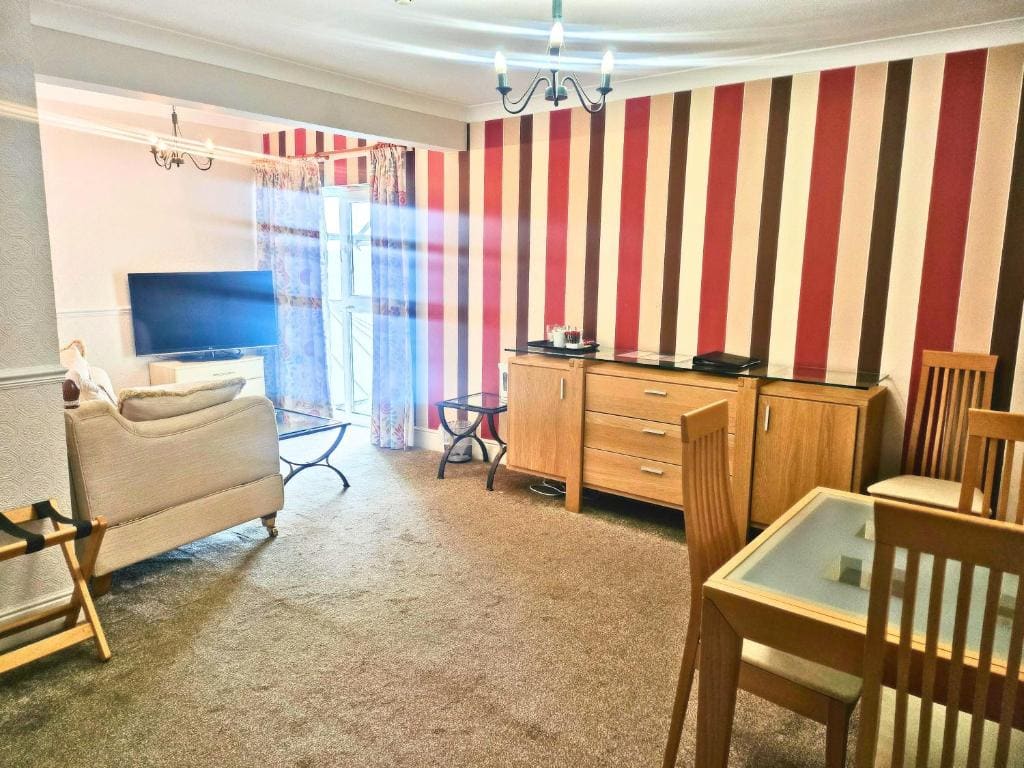 Standard Family Room room - Image 2