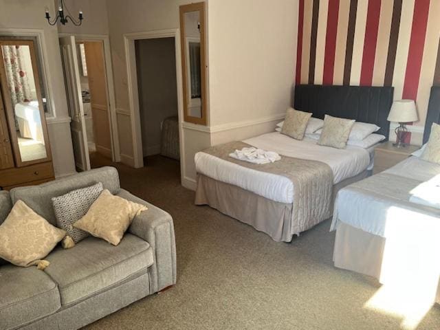 Quadruple Room (4 Adults) room - Image 1