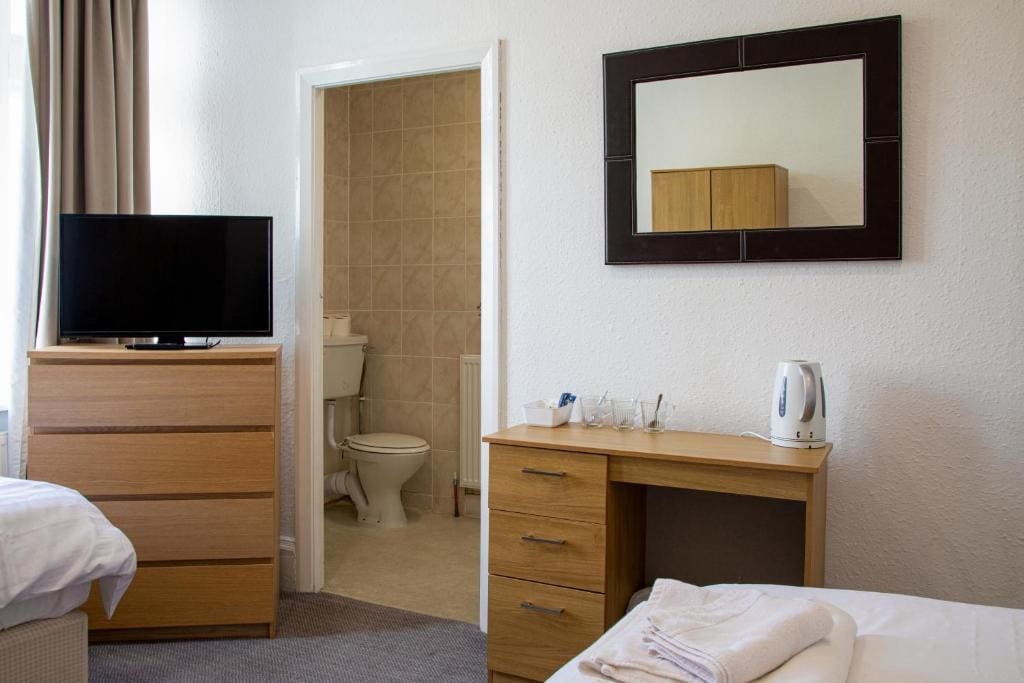 Family Room with Private Bathroom room - Image 1