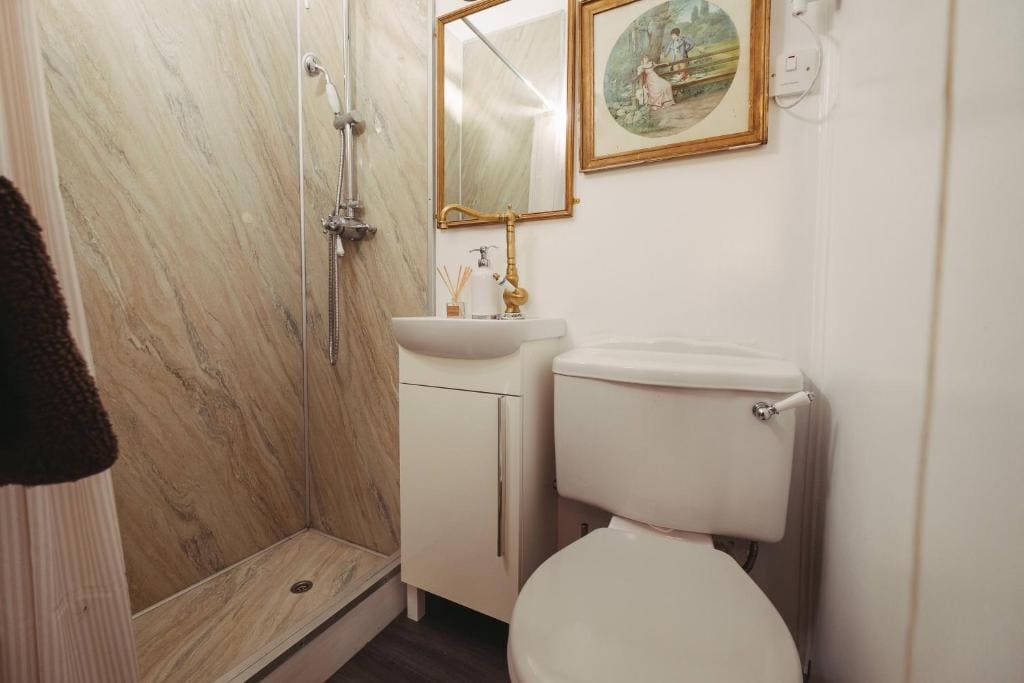 Double Room with Private Bathroom room - Image 3