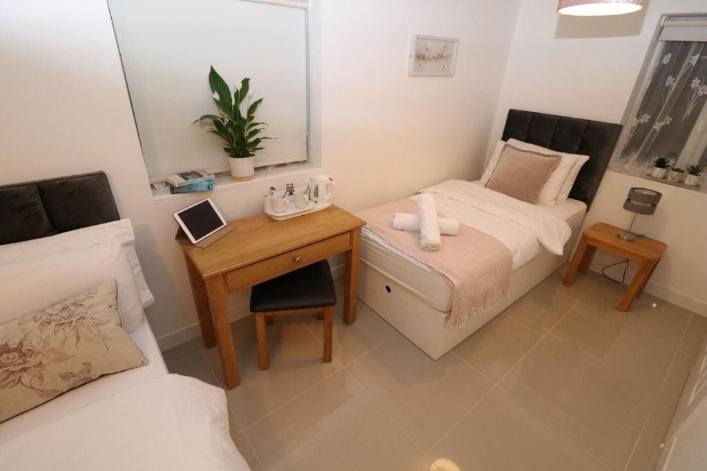 Family Room with Bathroom room - Image 3