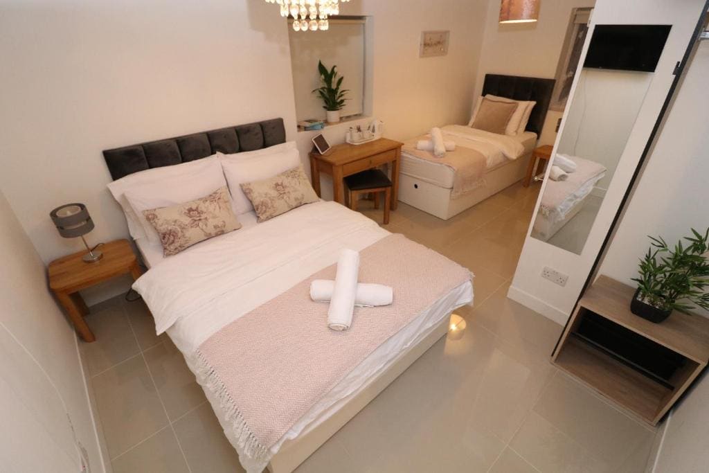 Family Room with Bathroom room - Image 1